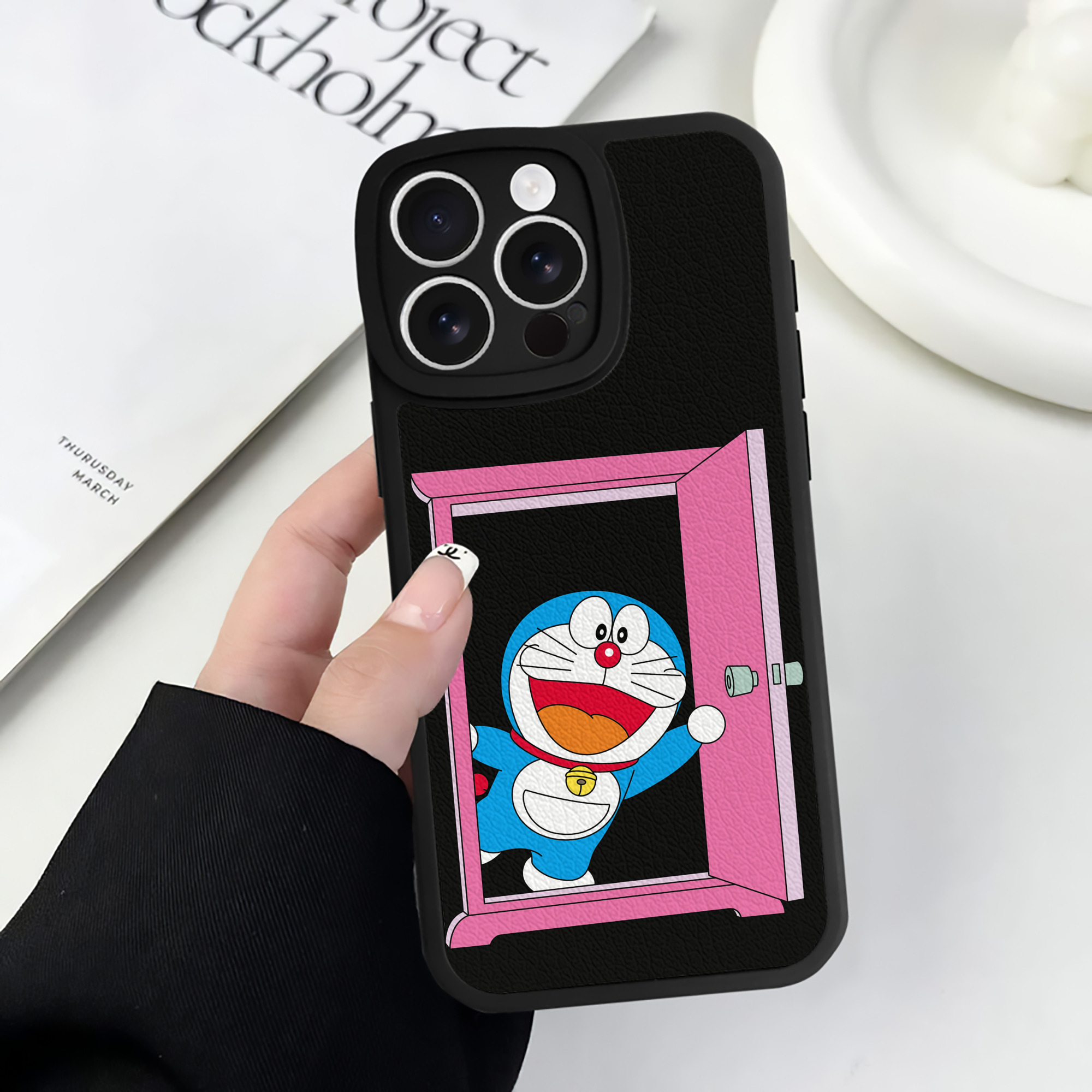 （画像用） ドラえもん Doraemon 【iPhone 16シリーズ対応】シリコンスマホケース（レザー調） 材質：シリコン